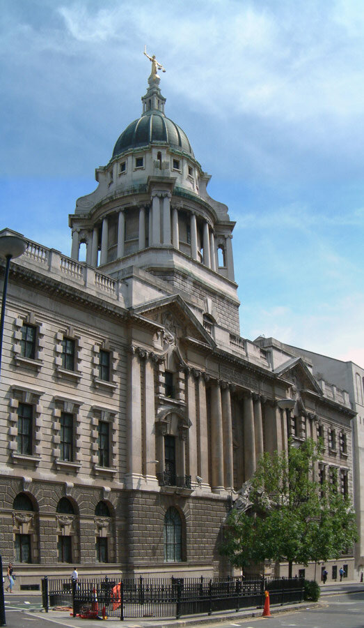 Олд-Бейли (англ. Old Bailey) — традиционное название центрального уголовного суда, расположенного в величественном здании в стиле нео-ампир (1902-07 гг.) в Лондонском Сити, между Холборном и собором св. Павла. Ввиду своего расположения, не входит в систему британских королевских судебных инстанций и не подчиняется королевским властям. Функция председателя суда (англ. First Commissioner) закреплена за Лорд-мэром Лондона, который обладает правом проведения допроса свидетелей и других участников судопроизводства, судебных прений и заслушивания доводов сторон и вынесения окончательного решения по всем делам, разбирающимся в Олд-Бейли.