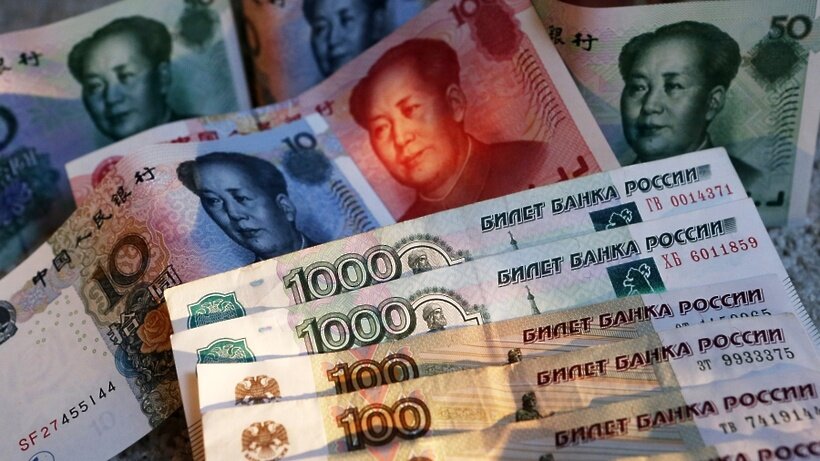    Китайские банкноты номиналом в 100, 50, 20, 10 и 5 юаней и российские 1000 и 100 рублевые купюры ©Александр Демьянчук РИА Новости