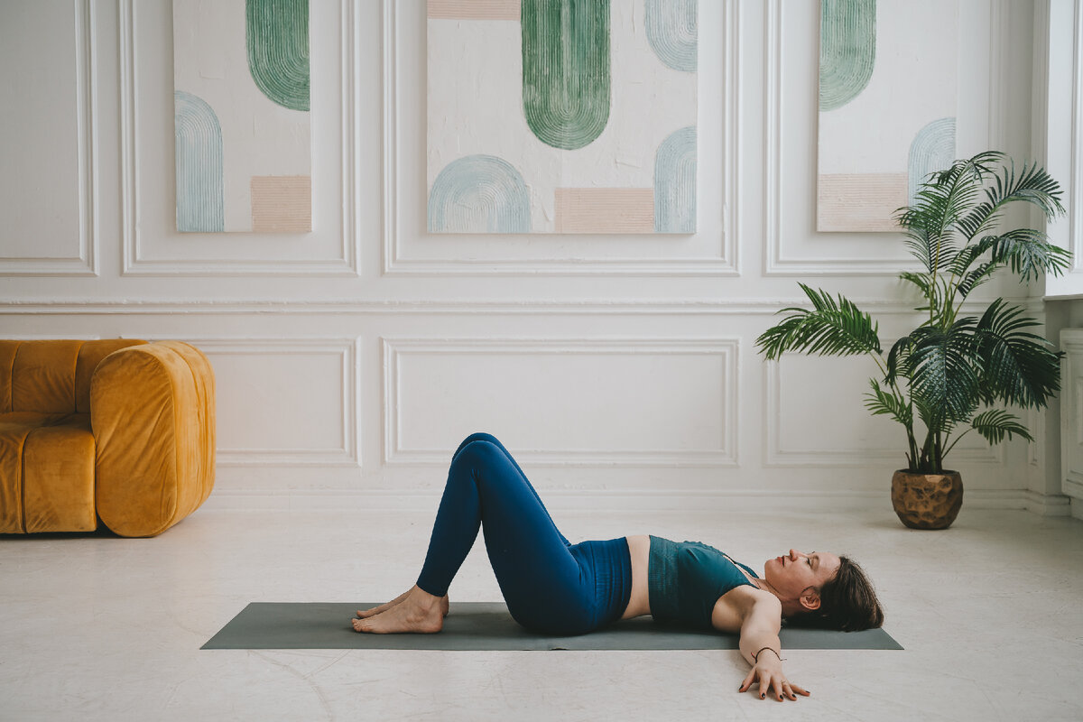 Здесь поясница умеренно прогибается к потолку - избегайте боли и резкости.