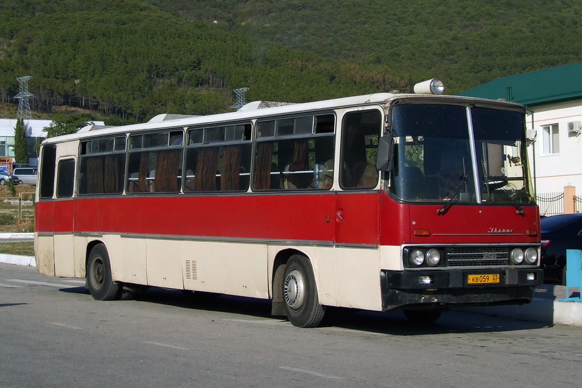 Венгерский Ikarus 250 с кустарно установленной фарой-прожектором