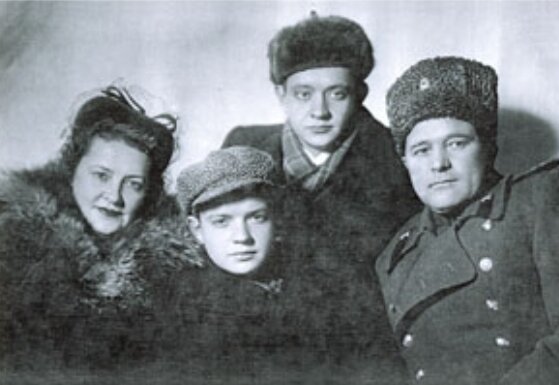 Лев Перфилов с родителями и братом