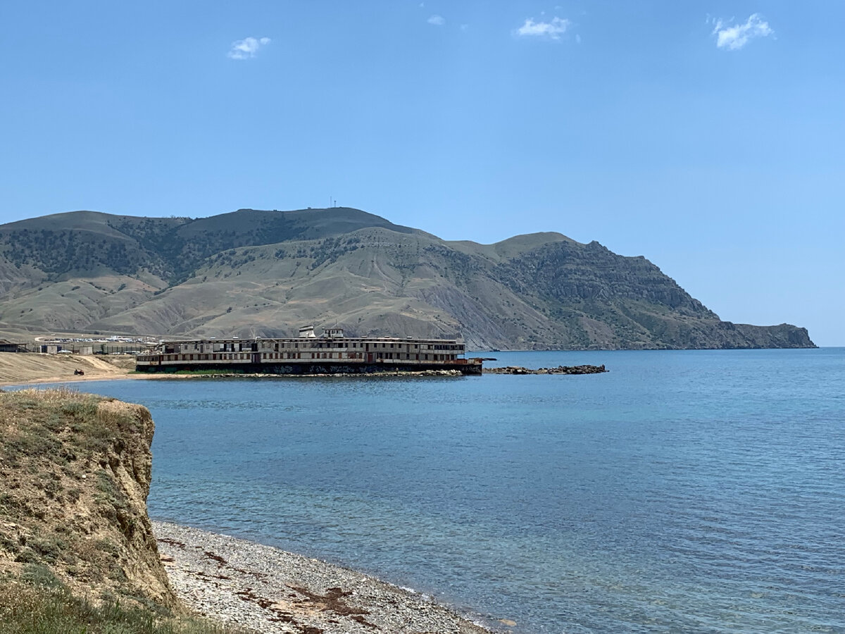 Мыс Меганом и теплоход «Князь Багратион». Мобильное фото автора