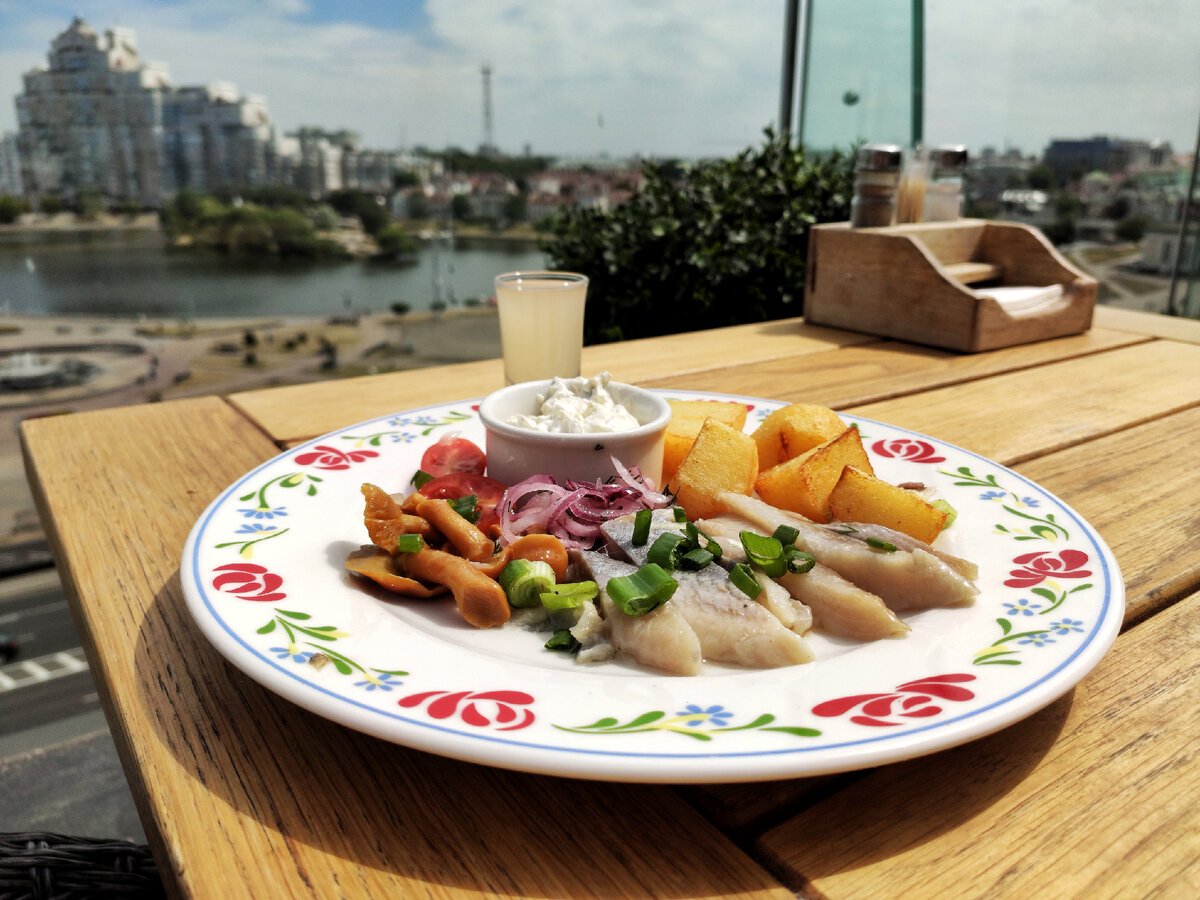 Селёдка с гарнирным сопровождением. Пюре, которое шло к кровянке, было холодным и портило общую картину, а вот к селёдке картошка – просто космос!