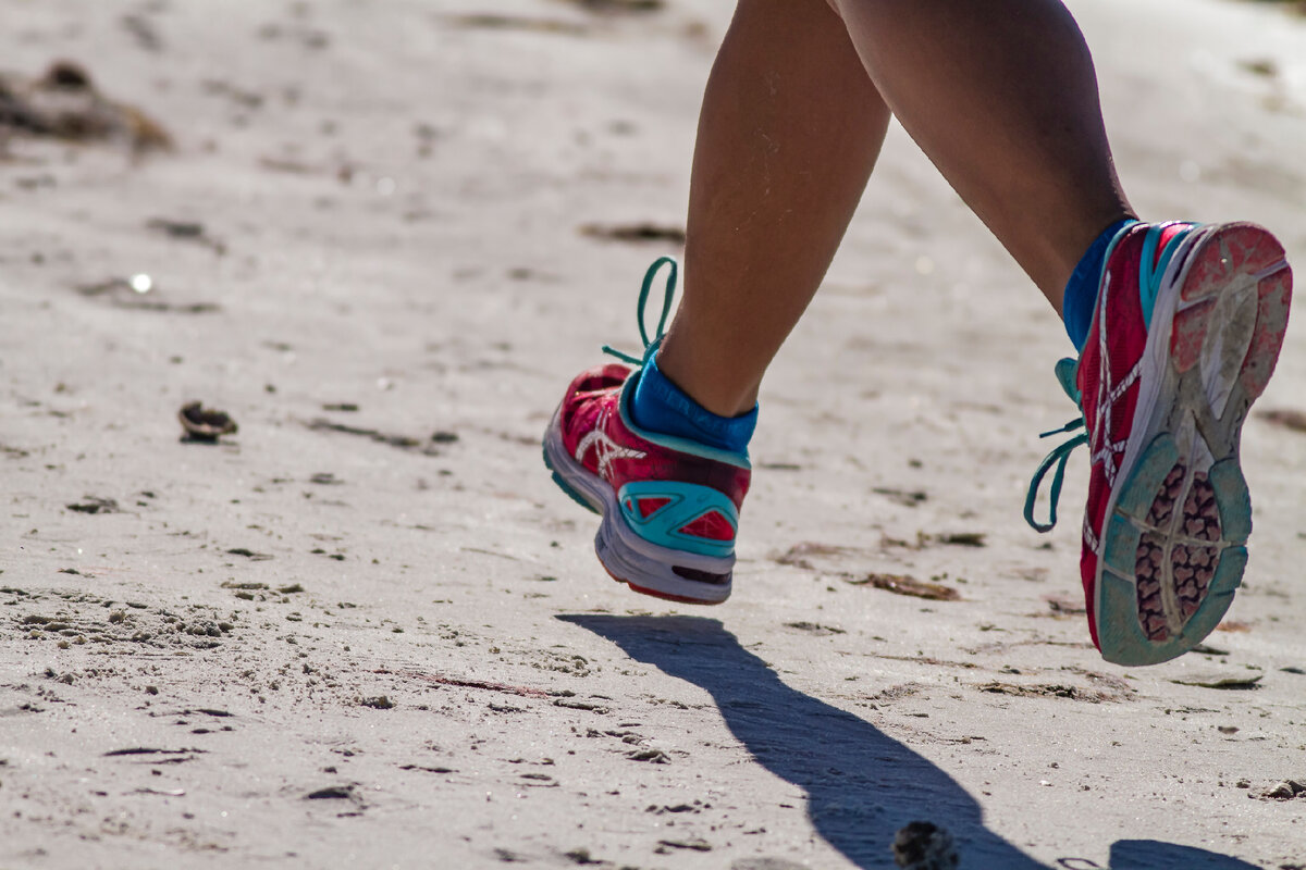 Спорт бег. Кроссовки для бега по песку и гальке. Беговые кроссовки висят. Инвалид в беговых кроссовках. Кроссовки для бега должны быть