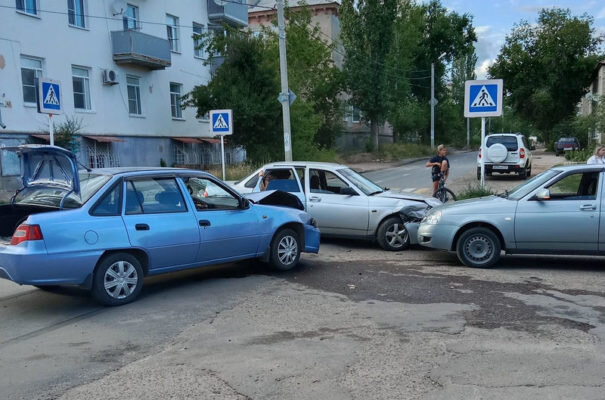    ДТП на перекрёстке улиц Мира и Титова (фото Петра Баранова)