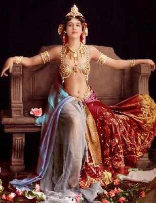 Мата Хари в девичестве Маргарета Гертруда Зелле – исполнительница экзотических танцев и куртизанка, подданная Нидерландов. /фото реставрировано мной, изображение взято из открытых источников/