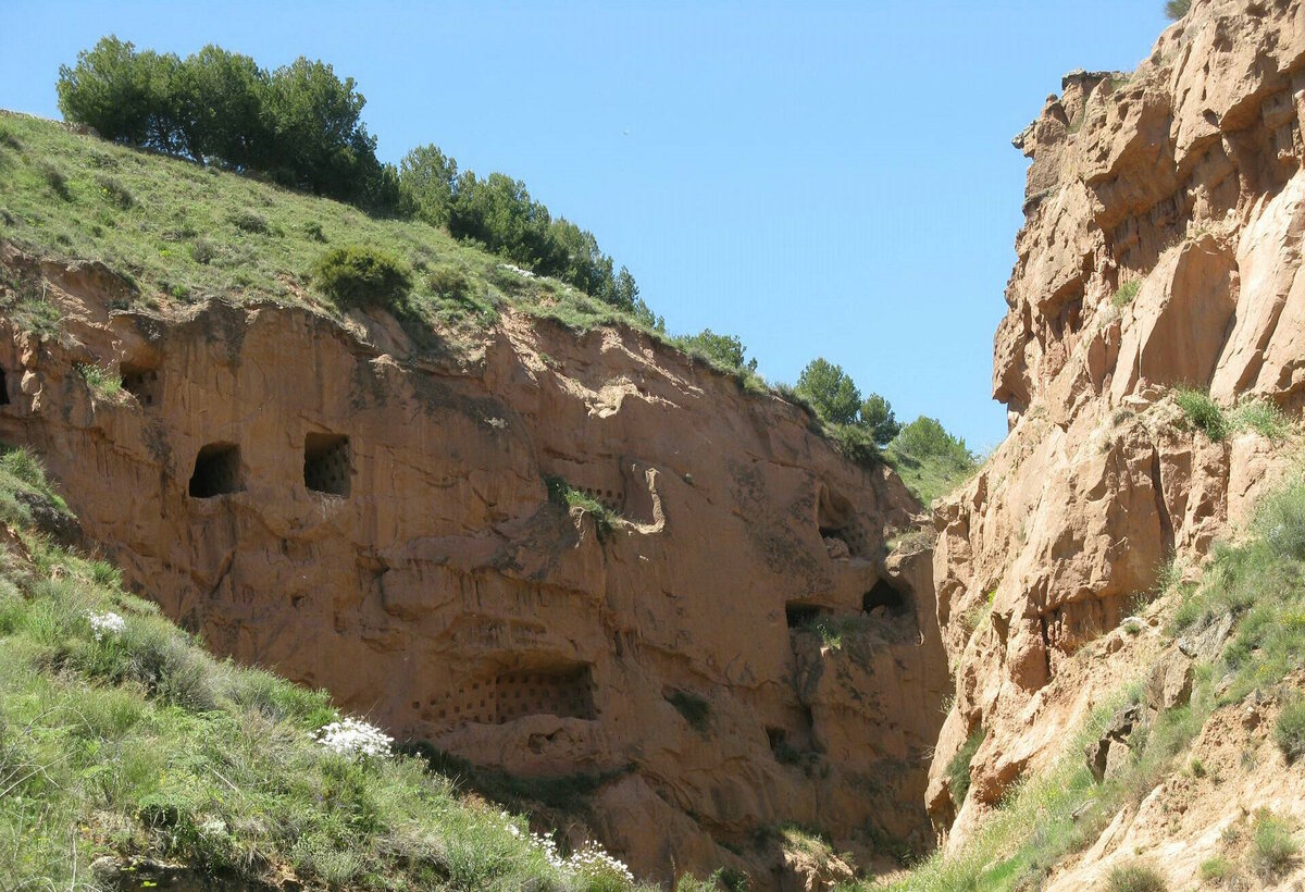 В Испании рядом с подземными ходами для людей, есть и миниатюрные подземелья.
Источник фото: https://www.dopotopa.com/files/arnedo_65.JPG