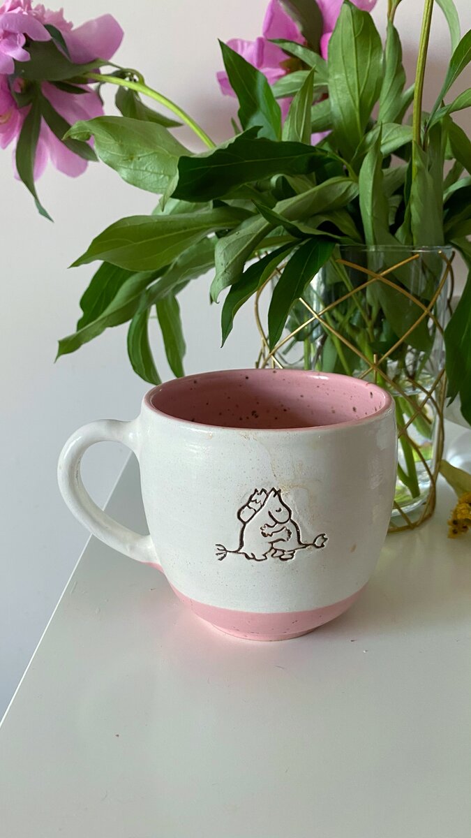 Здесь видно и заднюю стенку чашки.