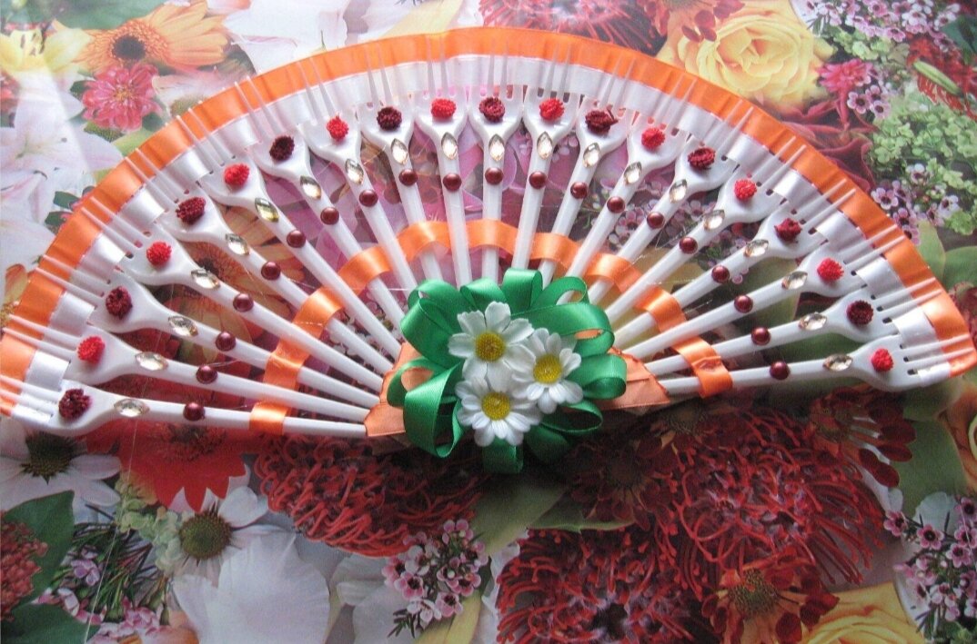 Разовые вилочки , ленточ и ,  полубусинки ,  стразы, цветочки для декора искусственный цветок, клей.