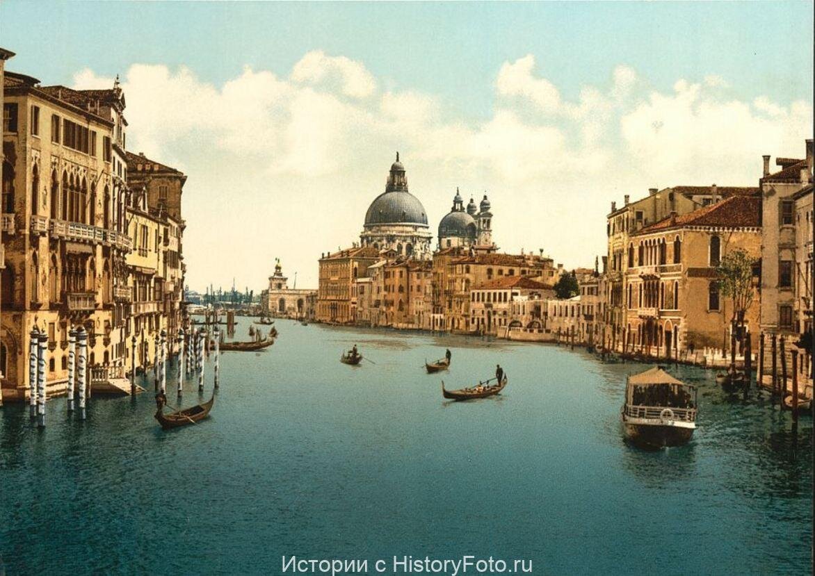 На Большом канале. Венеция. Италия, 1890 год, фотохромная открытка.
