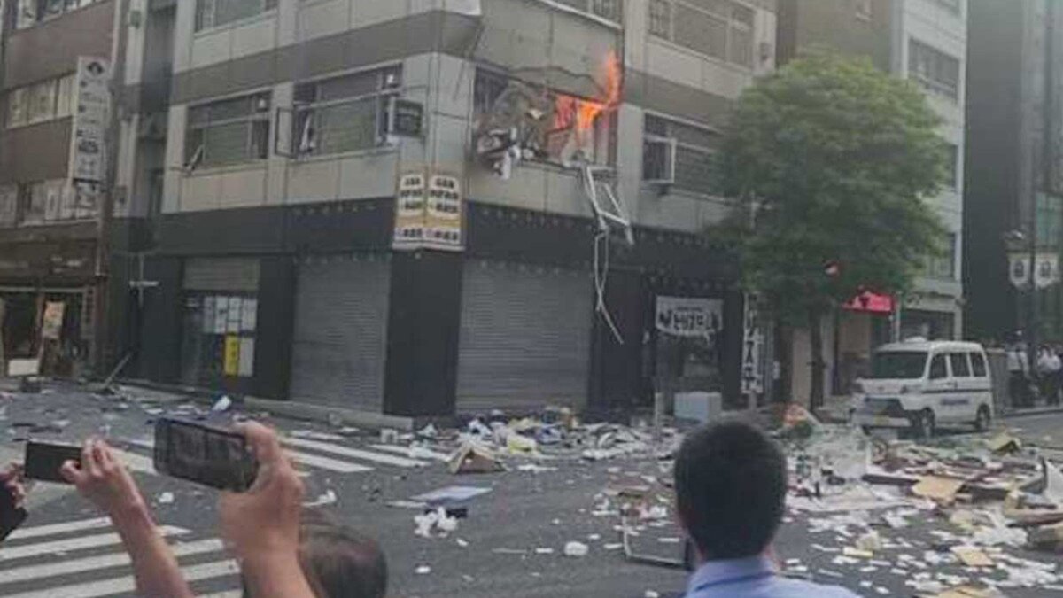     В одном из зданий Токио утром в понедельник прогремел взрыв, после которого в восьмиэтажном здании разгорелся пожар. Кадры с места событий публикуют очевидцы в соцсетях. По информации телеканала NHK, в результате происшествия пострадали по меньшей мере четыре человека.