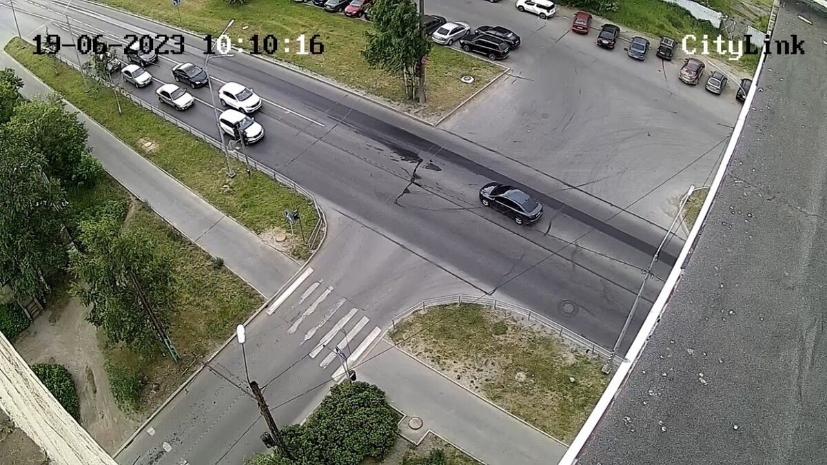     В соцсетях рассказали о водителе, который регулярно нарушает ПДД и создает аварийные ситуации, некоторые инциденты с его участием попали на видео.