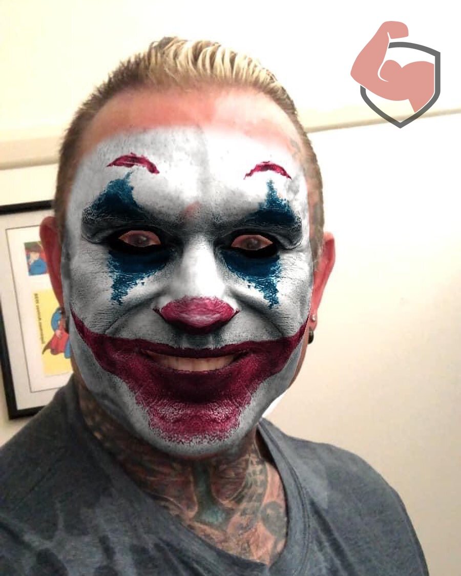 абсолютно спокойный и уравновешенный Ли Прист после очередного укола