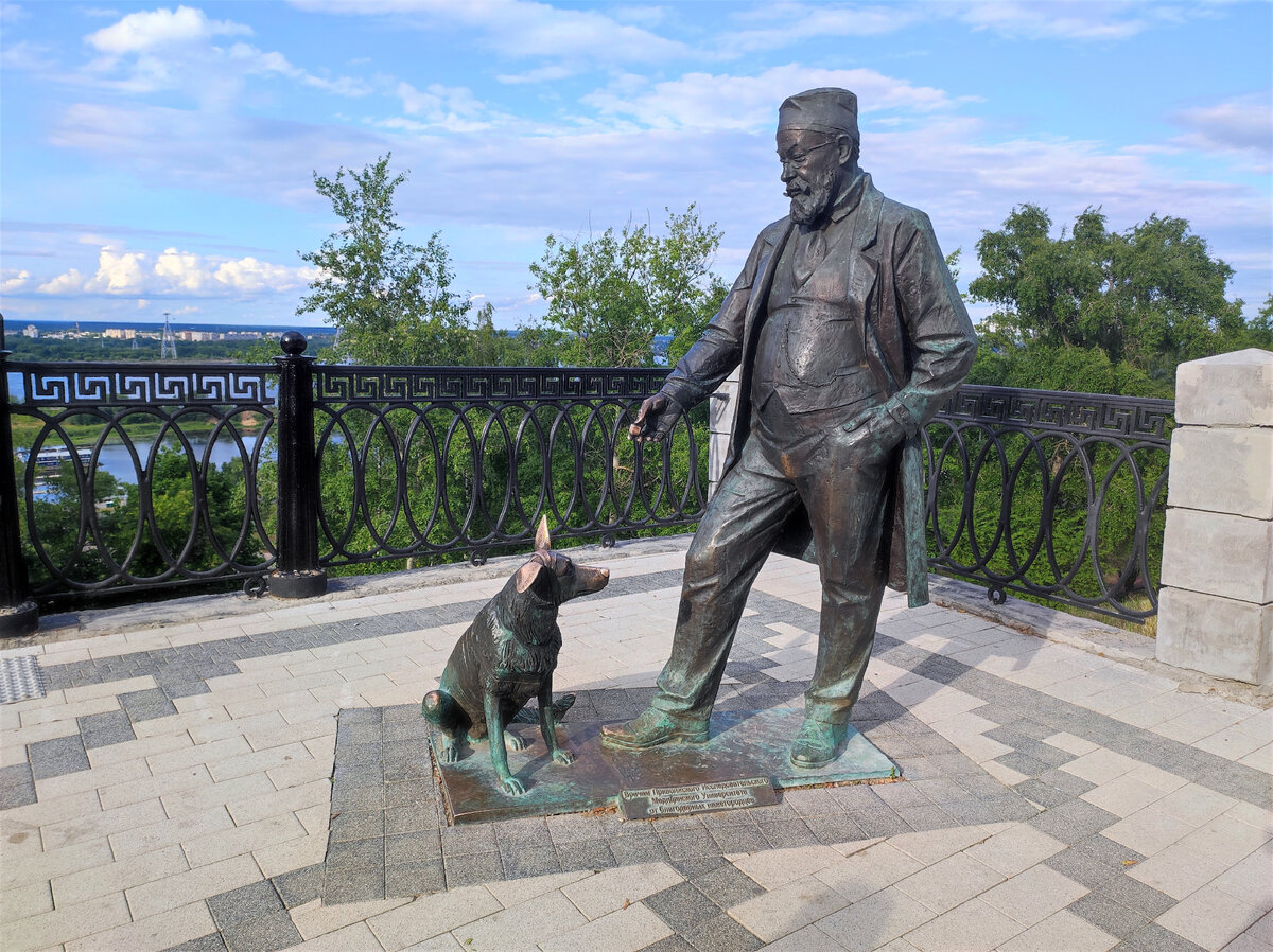 Памятник профессору Преображенскому и Шарику в Нижнем Новгороде. Источник — dzen.ru/pa_myatnik