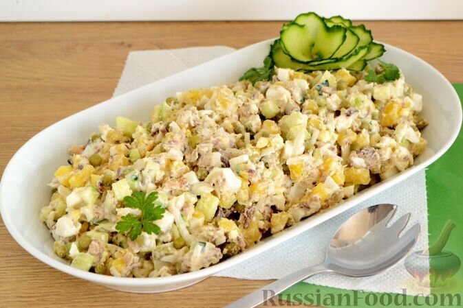 сардины консервированные, картофель, яйца, горошек зелёный консервированный, огурцы свежие, лук репчатый, майонез, соль, зелень