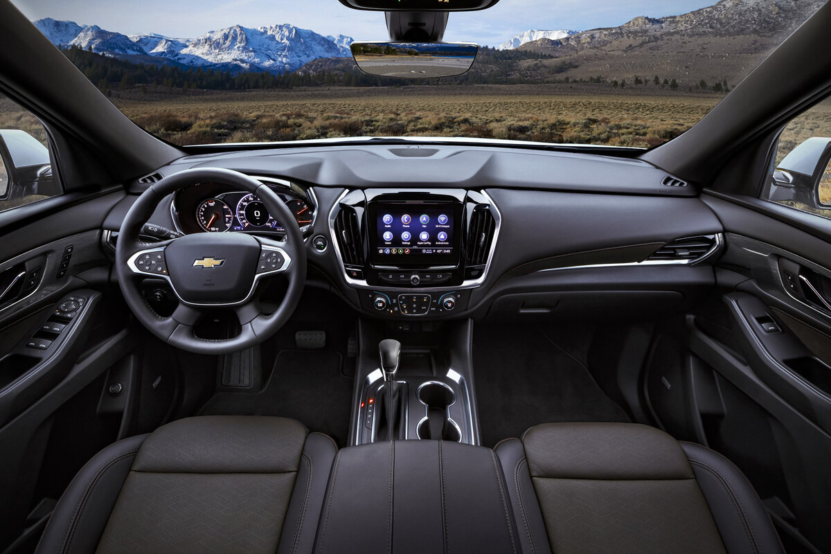    Говорим Chevy Traverse, подразумеваем «олдскульный» атмосферник — безальтернативную 3,6-литровую «шестерку» (314 л.с. система изменения фаз газораспределения, непосредственный впрыск топлива) в комбинации с девятиступенчатой автоматической коробкой передач. Привод передний или полный. Лучшим годом с точки зрения сбыта был 2019-й, тогда продали 147 122 машины. Модель даже успели официально привезти в Россию. [Здесь можно найти](https://motor.ru/testdrives/chevrolettraverse.htm) её подробный тест-драйв.   
Chevrolet