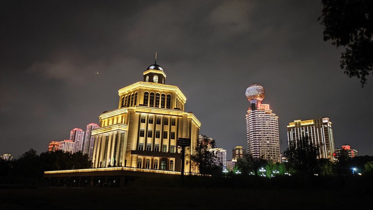 На набережной реки Янцзы.