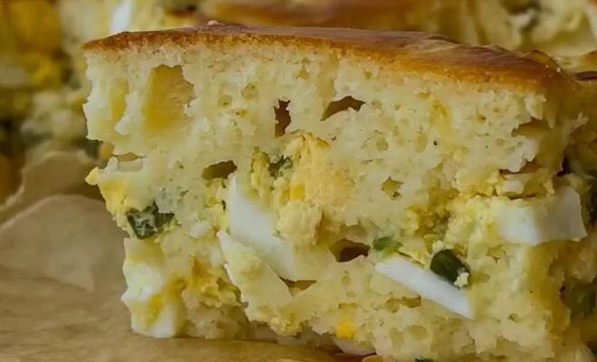 Ленивый пирог с луком и яйцом – прекрасное угощение для всей семьи на скорую руку