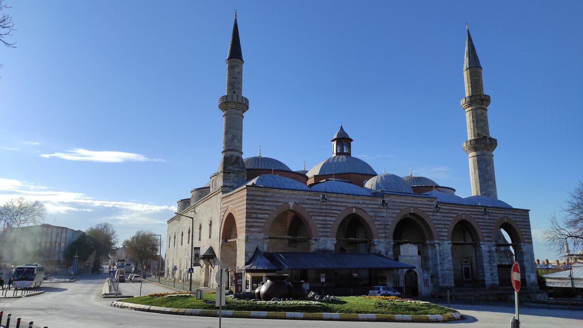 "Старая мечеть" Eski Camii (1400-1410 год) в Эдирне. Ей 600 лет, представляете! Фото: Кирилл Полиенко/Polienko: путешествуем вдвоём