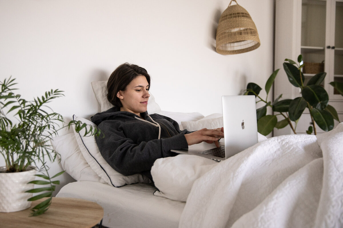 много сидеть дома. семья, дом. человек на диване с книгой. много сидеть дома. девушка с ноутбуком.