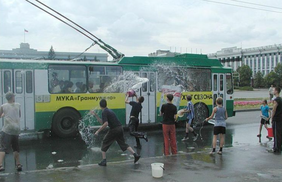 Мой родной город. Дети освежают пассажиров троллейбуса. Фото: Алиса Кузнецова