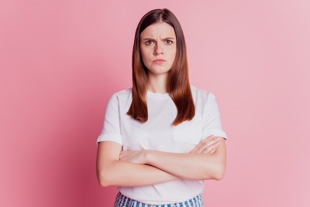Фото с https://ru.freepik.com/premium-photo/beautiful-upset-girl-frowning-offended-face-isolated-over-pink-background_19412844.htm