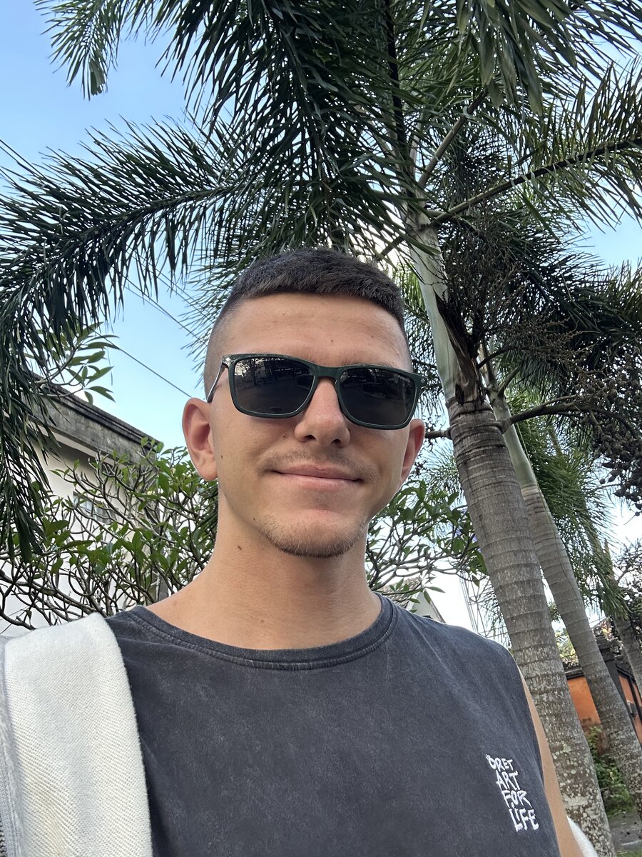 Это я довольный, после плотного завтрака в ресторане