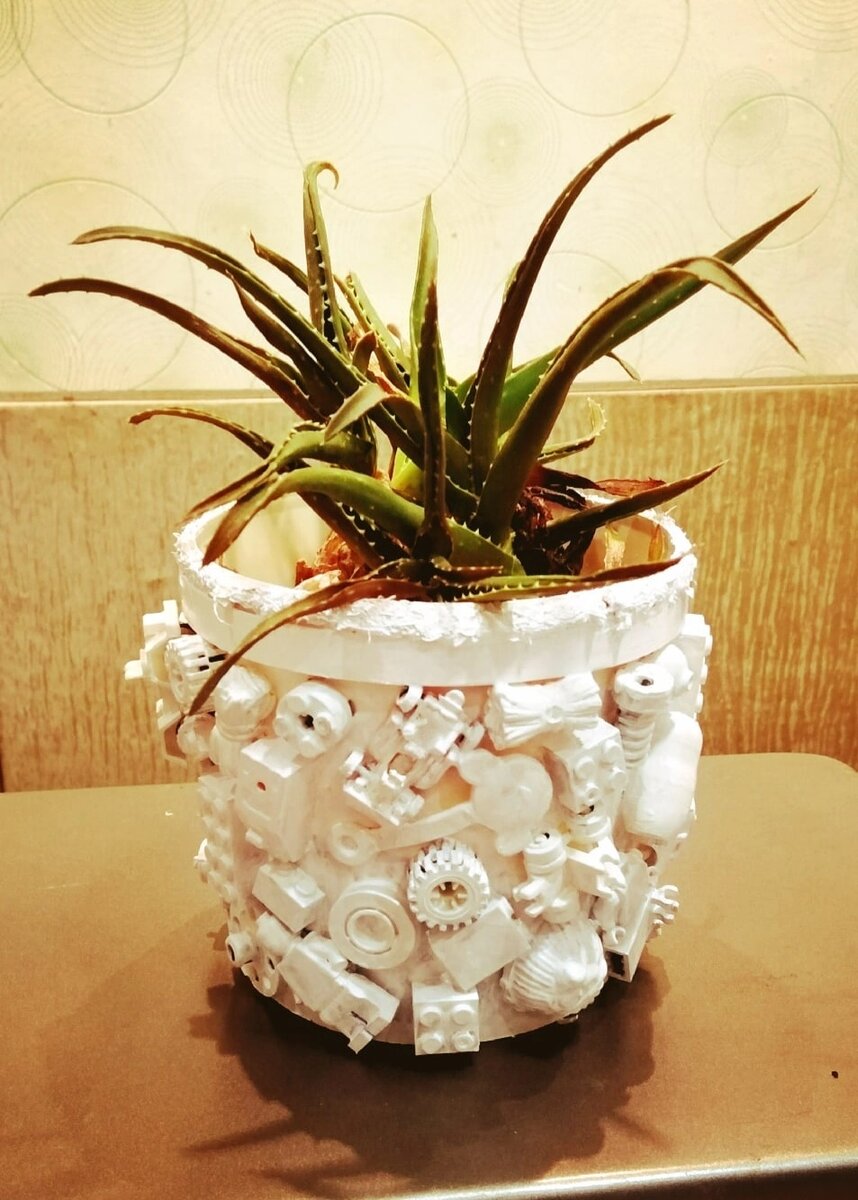 Кашпо для домашних цветов из бросового материала.