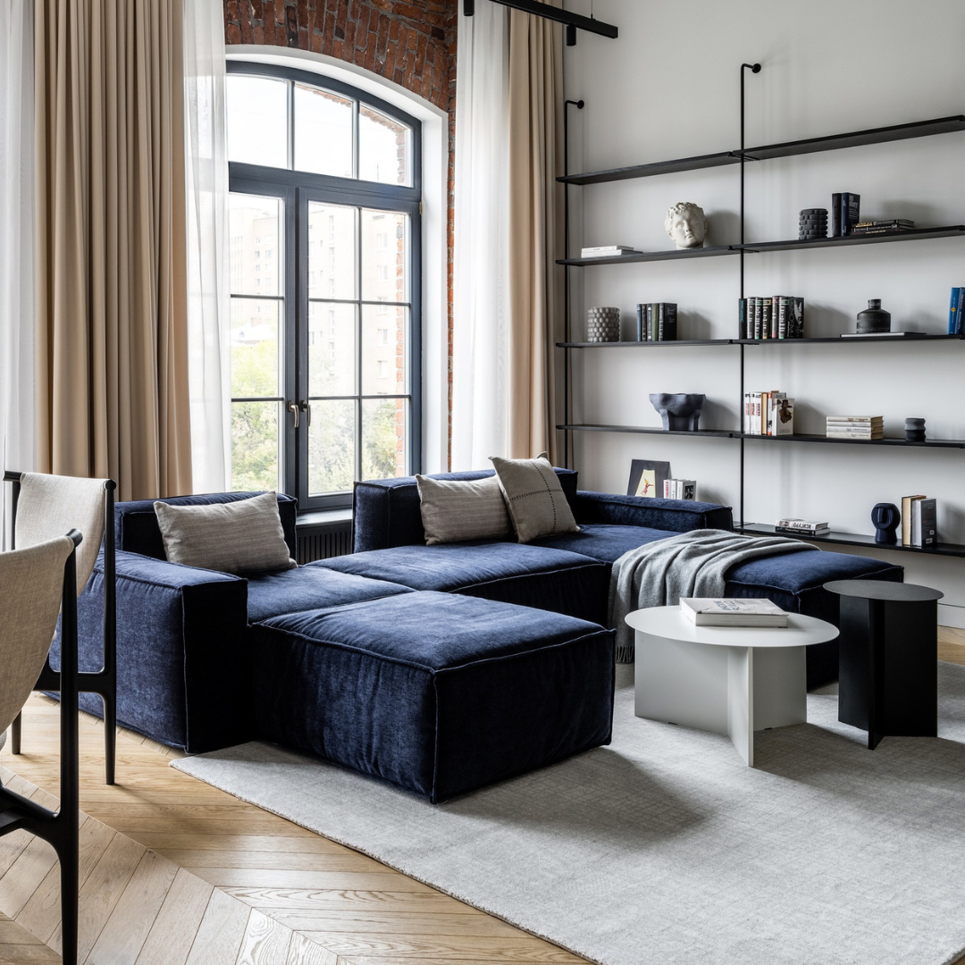 Реализация интерьера по проекту студии дизайна Dinamika. Диван Sofas & Decor.