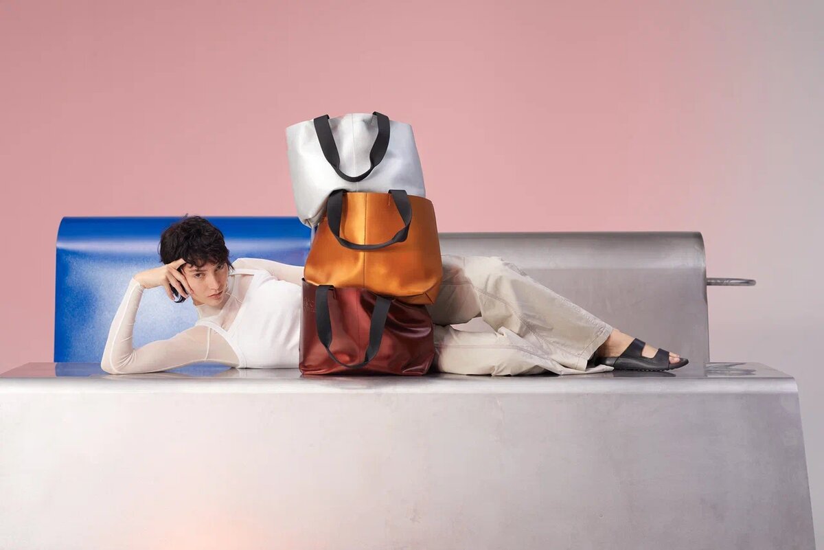    Ecco запустил новую коллекцию апсайкл-шоперов (фото 3)