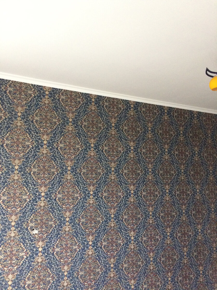 Окраска потолка водоэмульсионной краской.