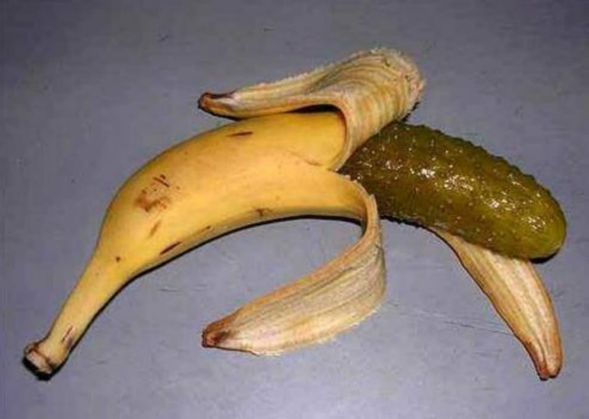 фотосессия с бананом. гигантский банан. девушка с бананом. левушкк с бананом во рту. банан оголенный.