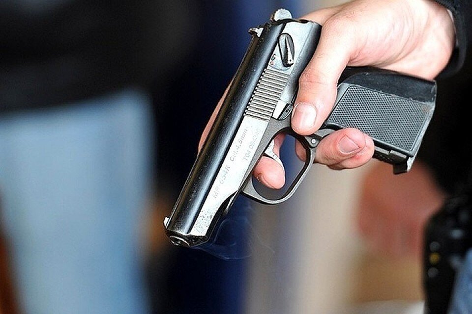    Оперативнику удалось вовремя обезвредить злоумышленника с пистолетом. Иван ВИСЛОВ