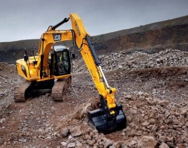  5-55. Степану  снился сон, как он, красиво одетый и пахнущий дорогим парфюмом, едет в новеньком  RangeRoverSport по трассе Минск - Гомель к себе на родину, где все увидят, какой он крутой мужик. Где друзья будут смотреть на его джип и тихо завидовать, и как он словит взгляд  Васелины, его первой любви, которая в него не верила и считала, что выше тракториста ему не прыгнуть.  А он-то вон, какой успешный мужчина, лоснящийся с головы до ног, как модель с глянцевого журнала.       
За поворотом  Rover остановился на железнодорожном переезд, и назойливый звон переездного светофора, несмотря на звукоизоляцию салона, все-таки резал слух Степана. Поезд уже прошел, а светофор звенел все громче и громче, джип не трогался с места, Степан со злости надавил на сигнал…    

..6-00. Рука Степана медленно сползла с бездыханного будильника, успокоенного одним ударом тяжелой  мозолистой ладони. Степан перелез через Зинку и медленно пошаркал в ванную, бриться, умываться, вычищать пастой запах перегара.  Бреясь,  он вспоминал, как вчера Зинка не хотела исполнять супружеский долг, мотивируя это тем, что от него пахнет не парфюмом, а луком и водкой. Степан поначалу хотел успокоить ее, как успокоил будильник, но ограничился фразой «ты, что забыла кто тебя кормит?».  Как она могла отказать ему, единственному кормильцу . И Зина не отказывала..    

6-45. Запихнув в рот бутерброд, а в сумку кусок сала, хлеб и две головки лука, Степан шел разогревать своего железного коня. Конь его, надежный, железный, крепкий, отозвался мощным рыком  на поворот ключа  и мерно, потребляя солярку, слитую с «Катерпиллера», заурчал довольно.   

«Харошая тачка»,- похвалил Степан свой PassatB3, похлопывая по капоту, куря сигарету. Помнится,  он даже, развозил на нем органические удобрения на огороде родителей в  Рутковичах, выкинув задние сидушки. И машина тебе, и трактор. Степан подумывал даже о прицепном устройстве для плуга, цепляющемся за фаркоп, но не все же удобства жизни сразу - это подождет.     

Степан тихим сапом ехал по проспекту на работу, слегка опасаясь гаишников, ведь запах перегара еще не выветрился.  Бордовый RangeRover, уставший тянуться за этим «трактором», обогнал его с подрезанием. «Понаехали суки в столицу»!- выругался Стёпа, давя на дальний свет. Roverс шестым номером региона, никак не отреагировал на моргания и исчез в тумане утренних минских улиц.     

Степан уже забыл, что сам приехал в столицу с Гомельщины в 1975-м.  Степа на то время с дипломом техника-механика и удостоверением на управление спец. механизмами  приехал покорять непокорную столицу. И она ему покорилась. Теперь он заслуженный экскаваторщик СУ-27 Стройтреста №2. Ему даже недавно доверили новенький «Катерпиллер» вместо старого «Белоруса». Хотя и на «Белорусе» Степа мог, завинтив две бутылки «чернила», ковшом экскаватора закрыть коробок спичек, не повредив его, а это  -  экстра-класс. И Степан знал это, он знал, что он Большой человек в СУ-27.   

Надев фирменную робу и  кирзачи, Степан закурил  и, отхлебнув полбутылки допинга «Вишневы водар»,  бодрой походкой зашагал к своему железному Дракону - экскаватору «Катерпиллер 325BLN ».     

Сегодня их бригада роет траншею водоотвода проходческого тоннеля «Метростроя» возле Грушевской. От того, как быстро Стёпа будет выгребать кубы грунта, зависит скорость продвижения проходческого щита. Ну, не сама скорость, а скажем так возможность его дальнейшего продвижения. Грунтовые воды сдерживают работу. Прораб гонит Степу в шею и прораба гонят в шею, а с теми, кто повыше прораба,  даже неприлично говорить, что делают, чтобы метро быстрей пошло в эту часть города.    

Но кроме грунта Стёпа мог еще выгрести из земли и кучу кабелей: силовых, контрольных и связных, и тогда дело принимало другой оборот. А чтобы этого не случилось к месту раскопок заблаговременно приезжали представители организаций. Вот и сегодня он увидел в  20-ти  метрах от шурфа Соню, обходчицу Электросетей. Она как будто не знала,  куда приехала и надела кожаные сапожки с замшевыми вставками, а до шурфа чесать по глинотесту метров десять. Степан, конечно, хотел, чтобы она подошла поближе. Всякий раз он её щупал взглядом, а иногда даже представлял, как,  он изменяет с ней своей супруге. Наверное, она было похожа на Васелину.    Соня чё-то посмотрела в выкопировках, перекинулась парочкой слов с прорабом Володей, показав ему рукой, где копать, а где не копать, закинула сумочку на плечо и поехала работать с нормативно-технической документацией.  Степан следил за движением её бедер, пока, они не плюхнулись на  сиденье желтенького Рено Клио. «Хороша Маша, да не наша»,- подумал наш Большой человек и заставил взреветь своего монстра «Катерпиллера» так, как Пассату взреветь и не снилось.    


Володя показал Степану размер и направление шурфа и махнул рукой, мол, работай. Сам пошел в вагончик греться и вести деловые переговоры. Он сегодня принимал заказы от частников на прокладку трубопровода - это был еще один источник дохода их тандема со Степаном.   

Степа, конечно, понял и объем, и направление действия, но «Вишневы водар» корректировал его движения по-своему.  И вот, апогеем всего этого действа стало то, что в серый осенний день Степа увидел Солнце! Яркое белое Солнце! Нет, Степа увидел десять Солнц! Они горели в его глазах большим солнечным зайчиком. Он не помнил,  как  спрыгнул с «Катерпиллера», как преодолел 50 метров до вагончика. И только в вагончике  он,  несмотря на Володины трехэтажные маты, завинчивая  в горло антидепрессант «Вишневы водар» до дна, осознал, что порвал высоковольтный кабель!!    

Но  беспокоило его не погашение крупного микрорайона города, домов, больниц, банков. А беспокоило его то, что Володя, чтобы погасить штраф , урежет долю Степана в их «совместных проектах» до 20 %.   А сливом соляры эту потерю не компенсировать.  Степан загрустил…   

Сквозь зарешеченное окно вагончика Степа видел, как на сером уазике  приехали «инженерно-технические работники» из Электросетей, и, не спеша, как хозяева жизни зашагали к Володе.  Перекинулись парочкой слов с прорабом посмотрели на порыв, и все вместе сели в уазик. Володя вышел из "буханки" с поникшим взглядом, и  зашагал к вагончику. «Будешь в течение месяца  отрабатывать. Еще  по - божески оштрафовали, по акту, по минимальной планке КоАП», - буркнул Володя. «Не дрейфь, Каштанка, отработаем», - уже безразлично к произошедшему выговорил Стёпа.    

Остаток дня у Степана прошел без происшествий. Сварщики заварили отгоревший зуб ковша экскаватора, и наш герой докопал водоотвод до конца дневной нормы.  Верного коня - Пассата Степа оставил на работе - не рискнул сесть за руль изрядно «под шафе», а поплелся на траллик. «Сохатый» домчал нашего героя до дому за 20 минут. Взяв в магазине еще один патрон «Плодово-выгодного», Степа явил свой лик Зине.  Зина от этого лика была не восторге, и они целый вечер не разговаривали, а включили телевизор и смотрели новости первого канала.    

И вдруг, на самом интересном месте, когда диктор рассказывал о достижениях белорусских аграриев , наступил конец света. В прямом смысле. Погас свет, телевизор, перестал бурчать «Атлант» на кухне, и недожаренные Зинкой котлеты начали остывать вместе с электроплитой. Степа загрустил во второй раз за день.   Он взял трубку телефона и набрал диспетчера Электросетей.  
 -Алло, у нас нет света, - недовольно буркнул Стёпа.   
-Где у вас?- спрашивал приятный, но уставший женский голос.   
- Асаналиева, 25! Сколько можно терпеть?! Нас отключают и отключают, мы здесь в Курасовщине,  как в деревне живем!  Мы, что - не минчане? Кода будет свет? Почему его нет? - выбрасывал свою злость Степан.  
 - Ожидайте, полтора-два часа, порван подземный высоковольтный кабель, - женский голос переставал быть приятным.  
 - Что значит, порван?! Все экскаваторщики уже спят! Лучше свои сети эксплуатируйте, а то все валят на экскаваторщиков! - не хотел прерывать полемику Степан.  
-А о том, что от порыва одних кабелей перегружаются другие кабели, вы знаете?!! Что какой-то мудак, в обед на Грушевской порвал кабель, из-за которого повредились еще четыре, и перегрузилось еще пять,  вы знаете?!! Так вот,  ждите!!!– безапелляционно заявил женский голос, и его обладательница врезала трубкой по телефону. 
  -Я буду жаловаться, и вас всех уволят завтра же!- вне себя от злости, кричал Степан в трубку с короткими гудками.    

Степан был обескуражен, но изрядная доза «Вишневого» антидепрессанта уберегла его мозг от мысли, что «мудак на Грушевской» это…он.    
01-10 Степан заснул… Ему снилась родная деревня, подсолнухи на огороде родителей, яркие как солнце, и  доярка Васелина…. в кожаных сапожках с замшевыми вставками.  
  Все персонажи вымышленные, совпадения с реальными людьми и организациями случайны.
