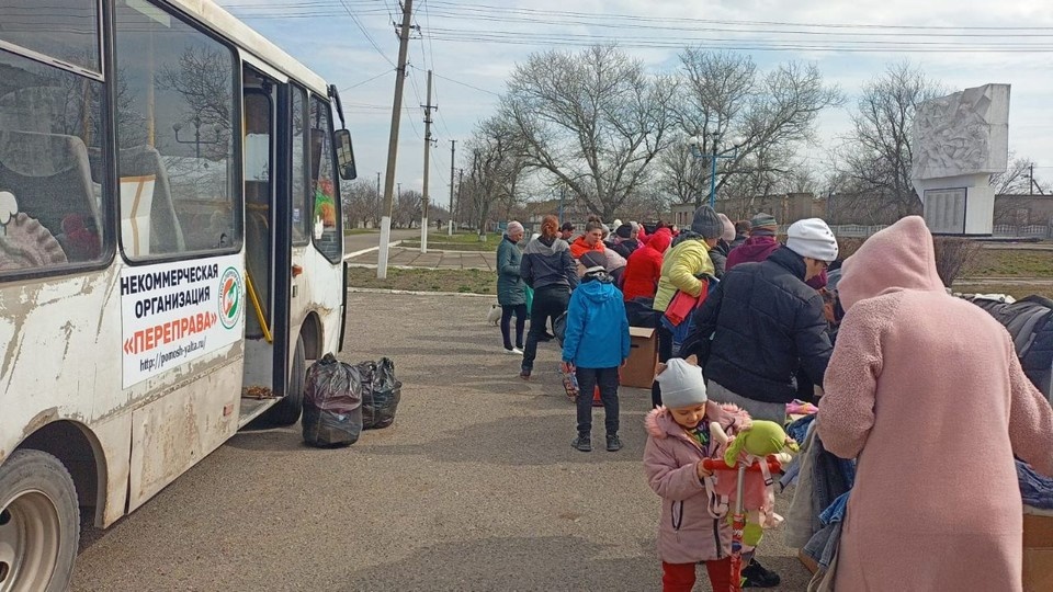    Помогают жителям нового региона РФ неравнодушные крымчане всех возрастов. Фото предоставлено волонтерами НКО «Переправа»