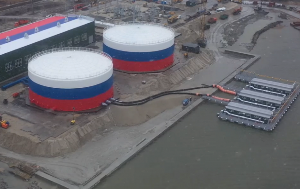 Нет, это не очередной нефтеналивной объект, а уникальный комплекс. Водовод из Дона в ДНР.