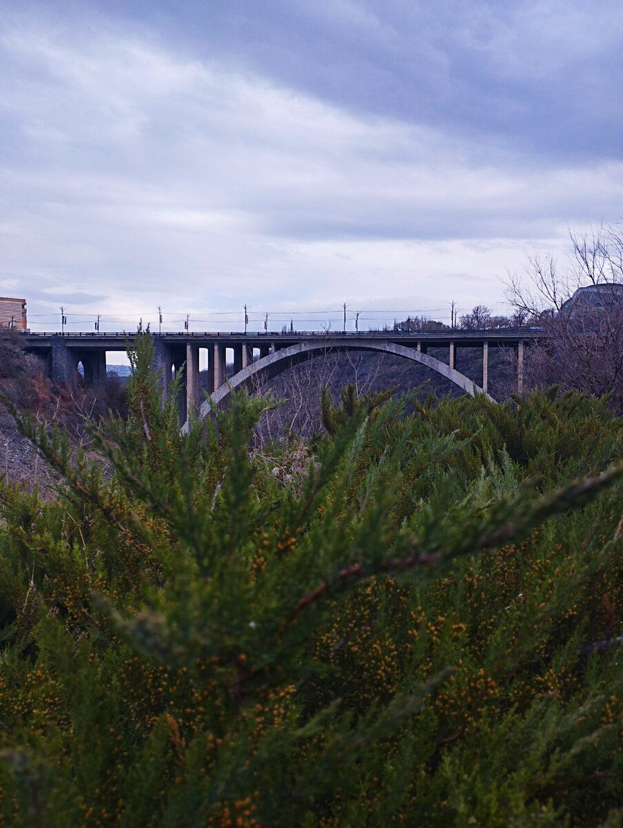 Парк Туманяна. Вид на Разданское ущелье и Большой Разданский мост. Авторское фото.