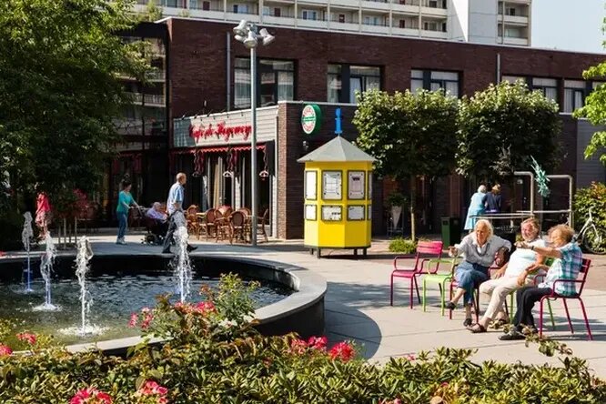 Центр деревни Хогевейк/ © hogeweyk.dementiavillage.com