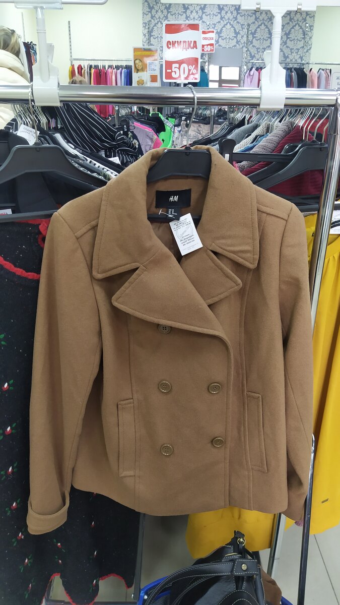 Пальто H&M.