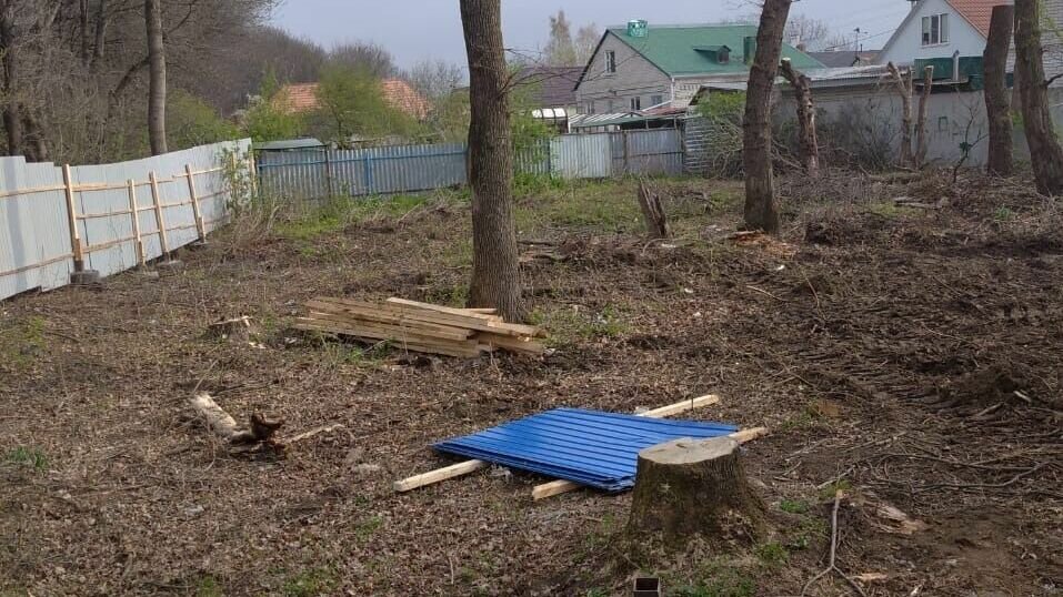     Пока защитники природы были в храме в честь Благовещенья, техника и рабочие огородили незаконно, с точки зрения природоохранной прокуратуры, выделенный участок, сообщили NewsTracker местные жители.