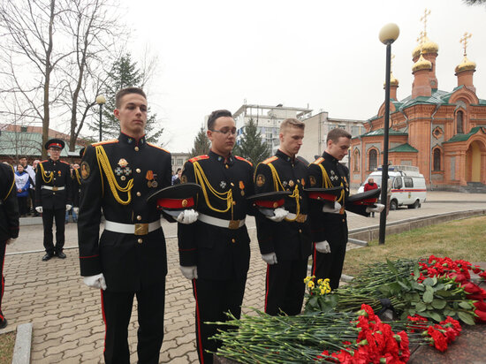     Цветы в память жертв фашистских лагерей возложили в Хабаровске. ФОТО: правительство Хабаровского края