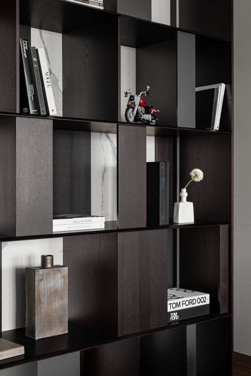 Шпон дуба на фоне светлого керамогранита