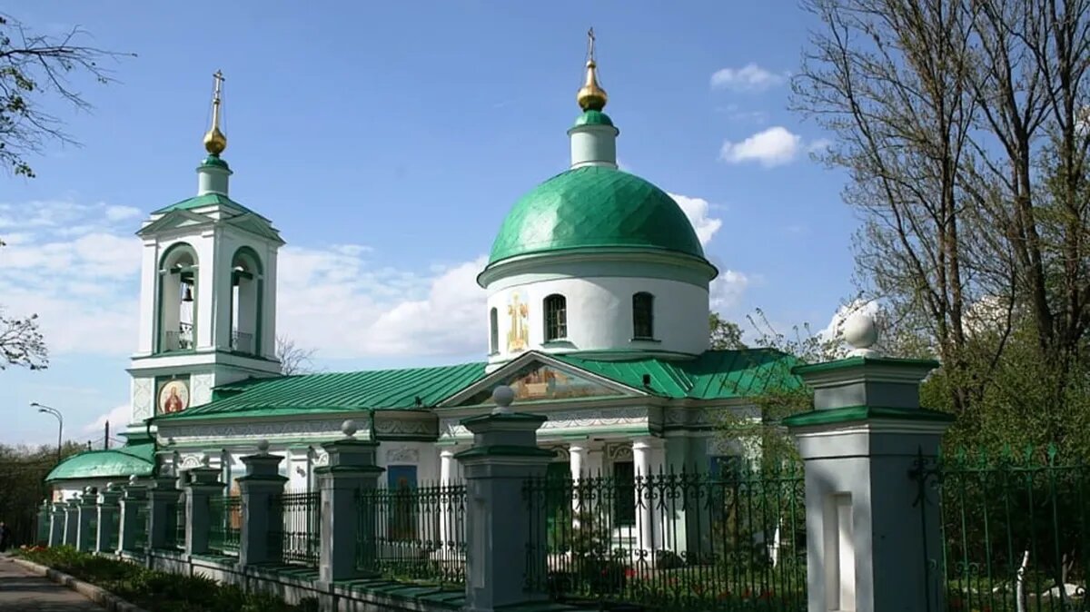 На Радоницу христиане идут в храмы, молятся об упокое душ, ставят свечи об упокое. Фото: www.piqsels.com