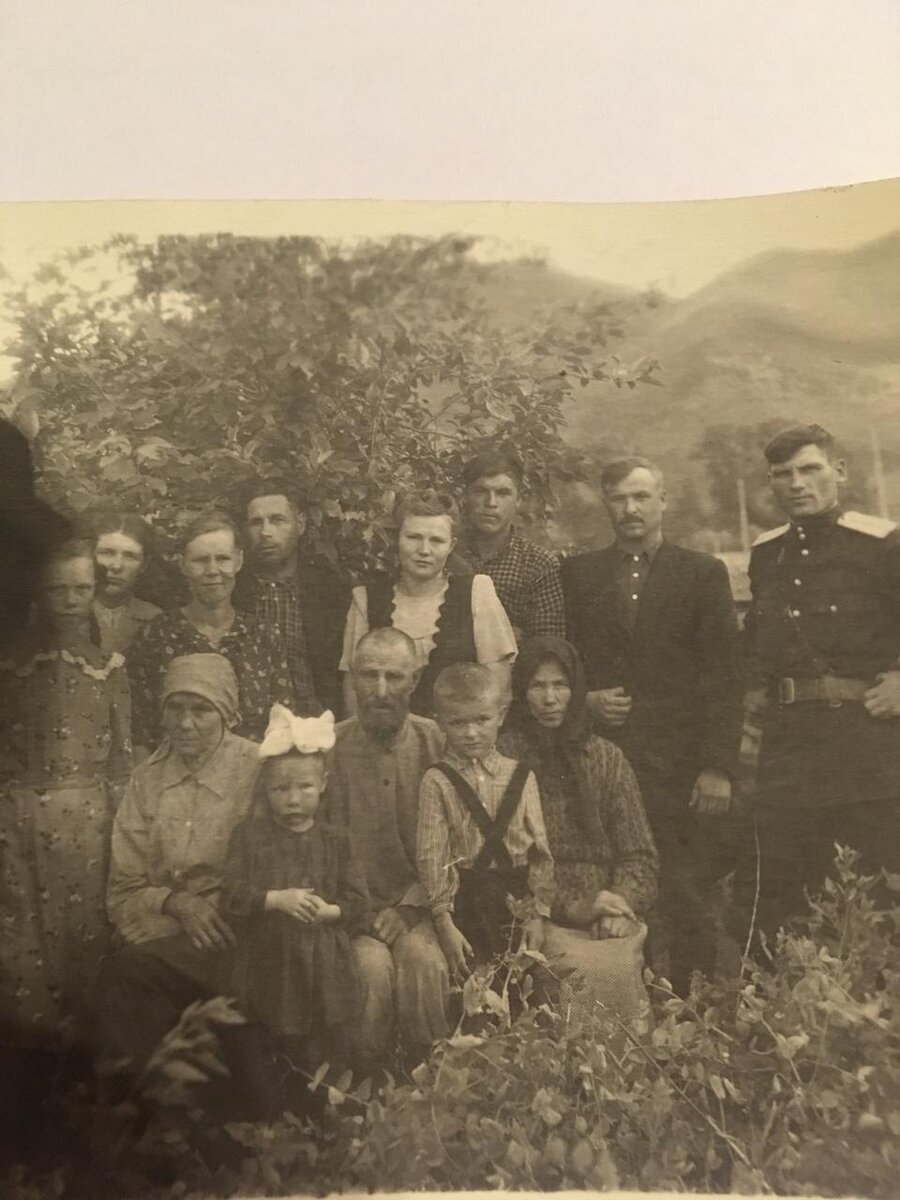 Здесь на фото 1948 года и мой отец и его племянник (Иунихины) и двоюродные братья и сестры отца - Вещевы. Петр Михайлович тоже здесь есть.