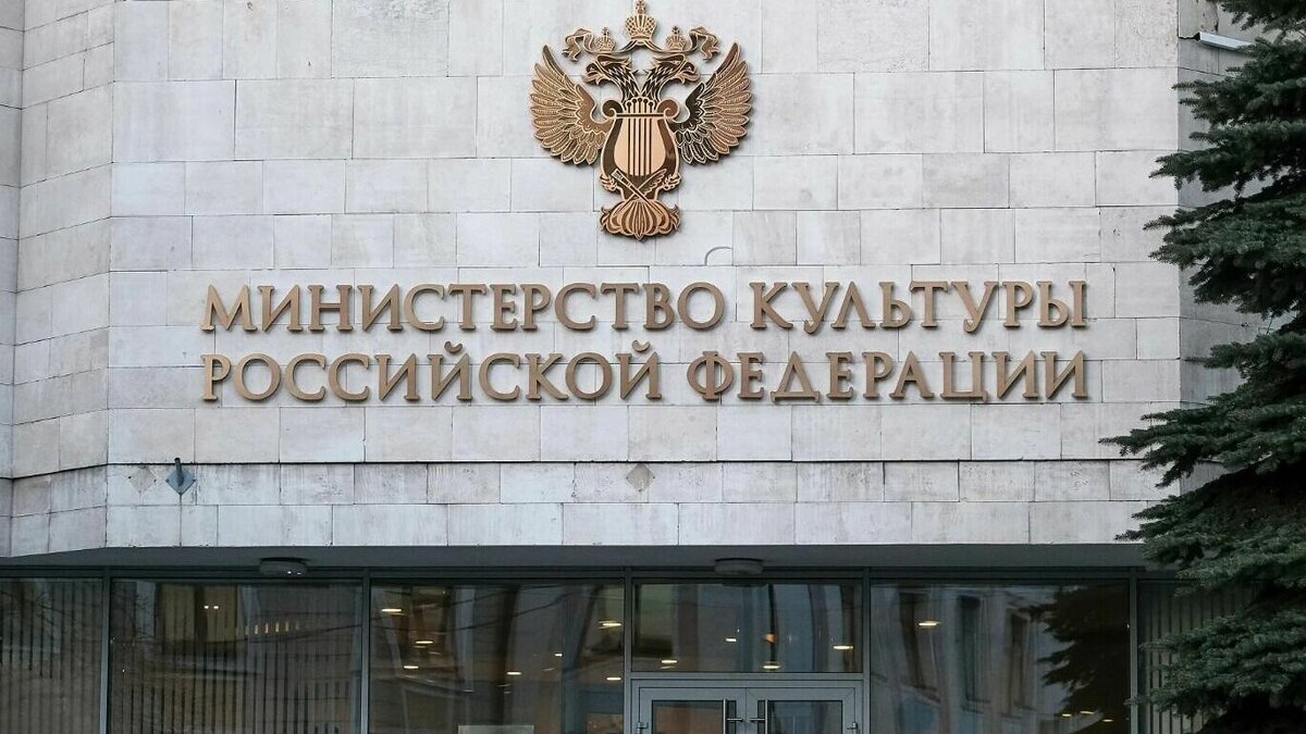     Как сообщили в Минкультуры РФ, контракт с художественным руководителем Большого драматического театра (БДТ) имени Г. А. Товстоногова Андреем Могучим завершился 9 апреля, а руководить учреждением после утверждения нового устава будет директор.