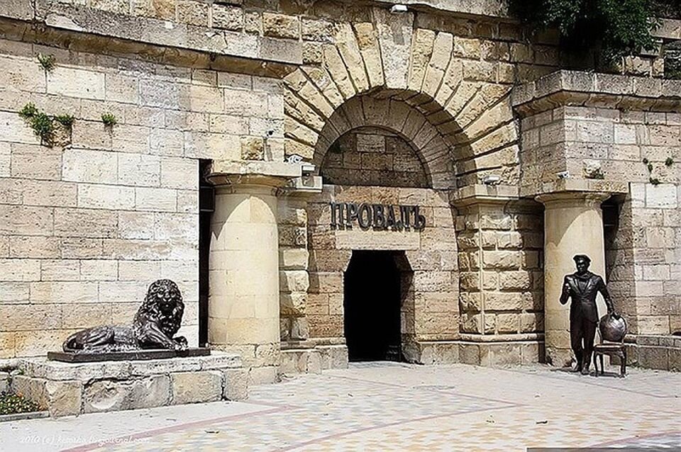 Слева-это я на диване