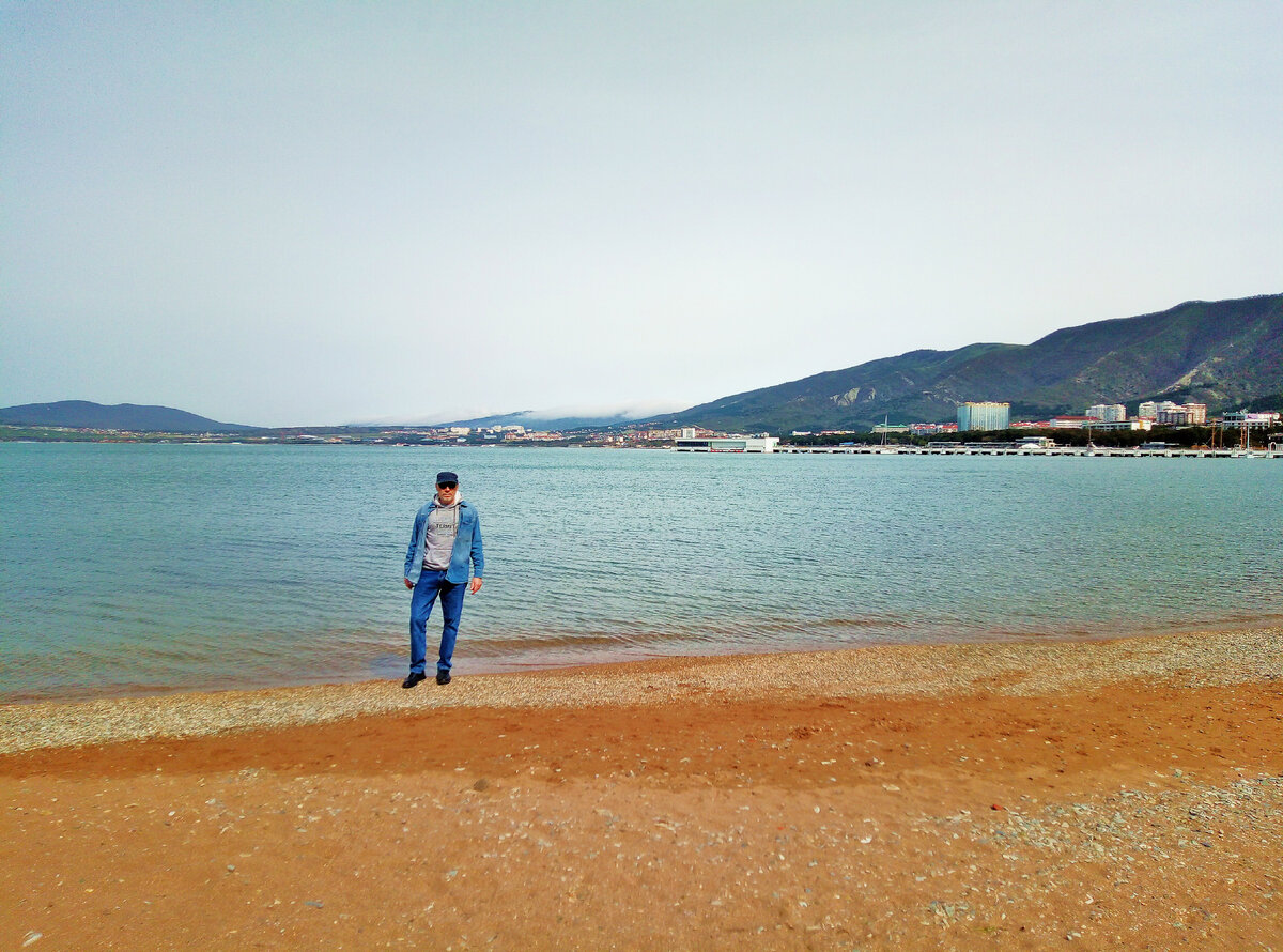 Автор рассказа и канала, Михаил Лекс. Геленджик, городской пляж «Дельфин»