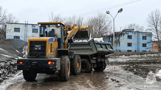    Более 10 тысяч кубометров снега с пеплом вывезли после извержения вулкана Шивелуч Даниил Шалонников