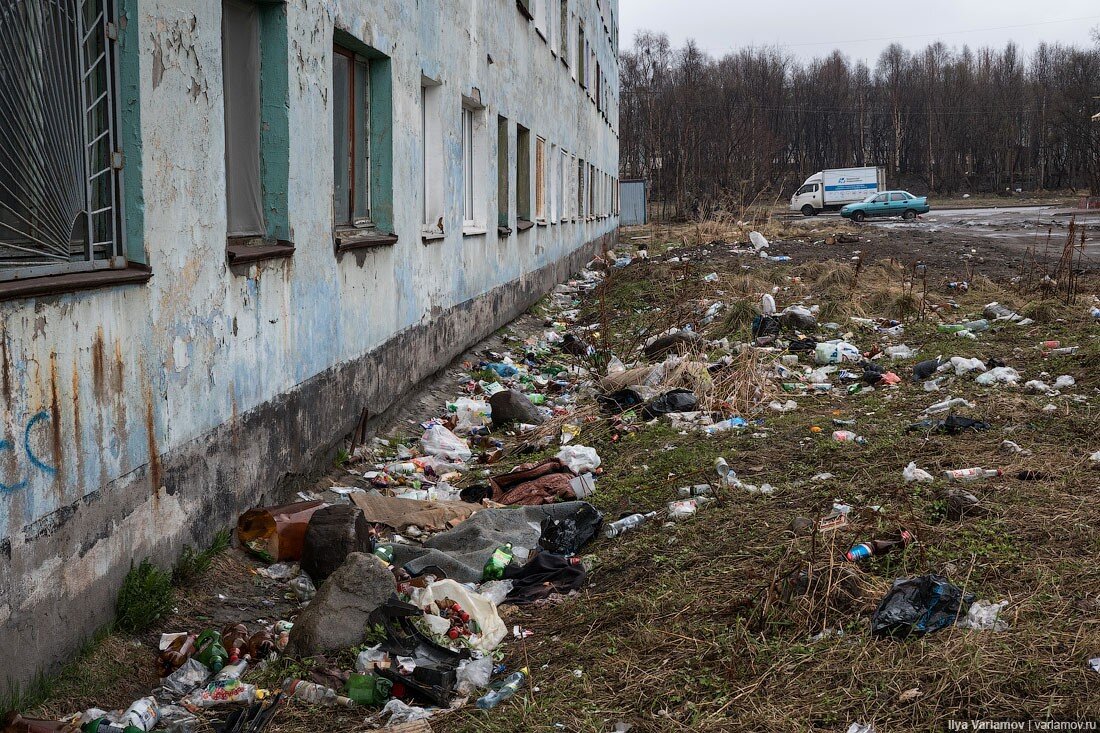 Жалкое место. Мурманск мусорное гетто. Ленинское гетто Мурманск. Мурманск грязь Варламов. Варламов Мурманск Проклятый город.