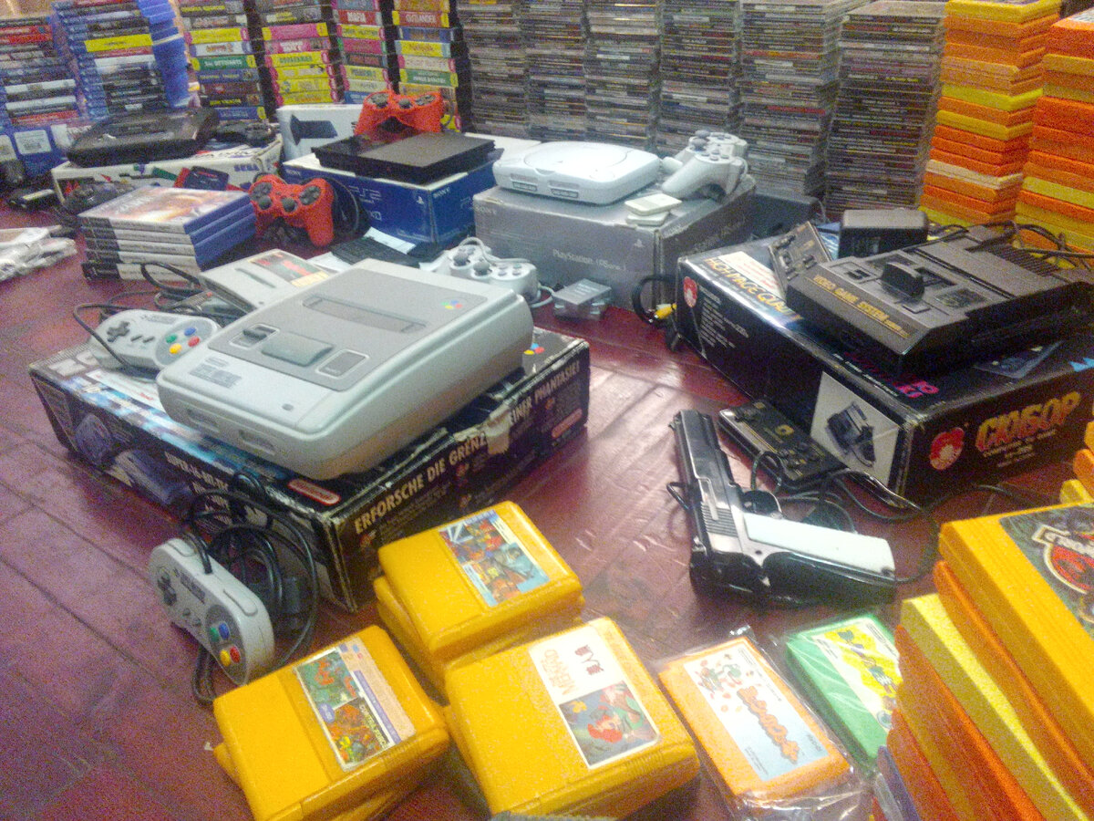 Фото из моей личной коллекции. Коллекция приставок Dendy, Sega, SNES, PlayStation 1, 2, 4, PSP.